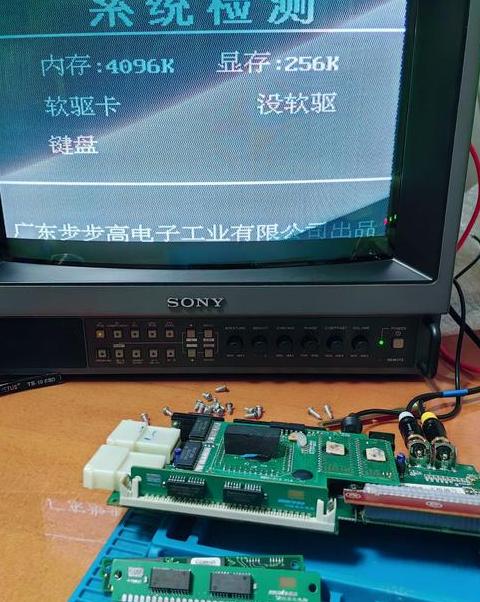 内存条怎么插上去