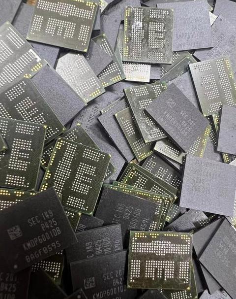 手机主板黑色集成块四方解析及维修指南